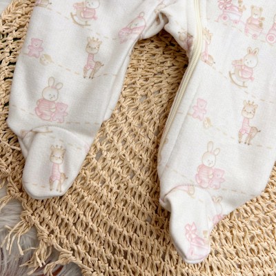 Macacão em Soft com Abertura em Zíper Girafinha e Ursinha - Off White e Rosa